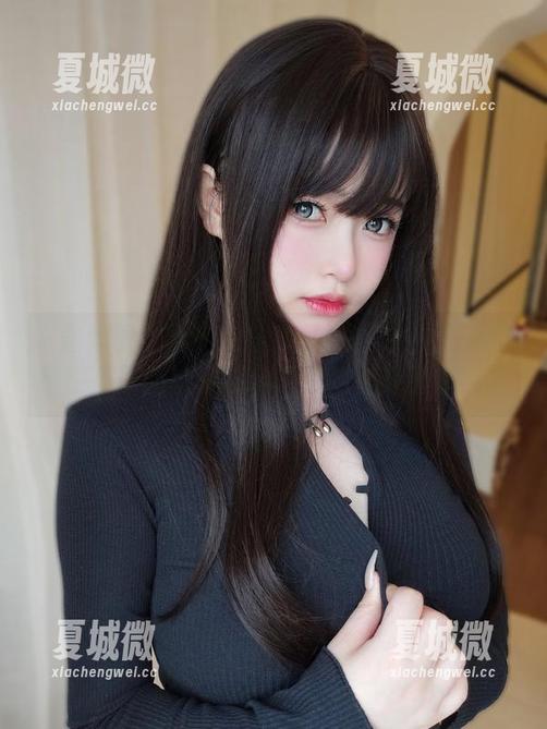 K酱 K酱驾驭这全套职业装就像职业生涯一样随性,原图随便翻翻总能勾起某种情绪。