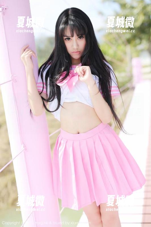 MyGirl美媛馆 - 图片中的Evelyn艾莉一身白衬衫，干净又清爽，可别让我差点忘了天气也反应不过来！