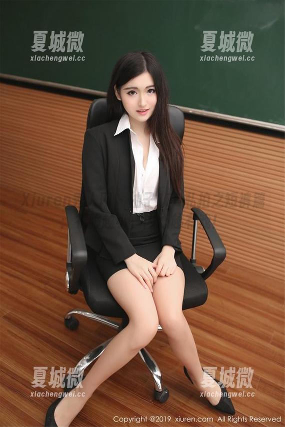 Xiuren秀人网 - 柚子178私拍之短裤篇：衣服越小，内心越有戏！