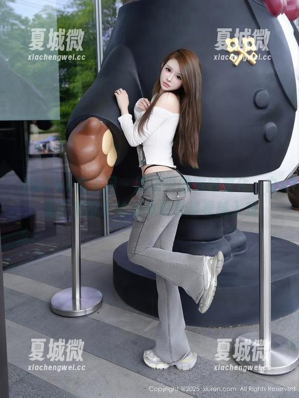 Xiuren秀人网 - 图册中的微妙变化，白兔西希扮演的秘书角色越看越入戏