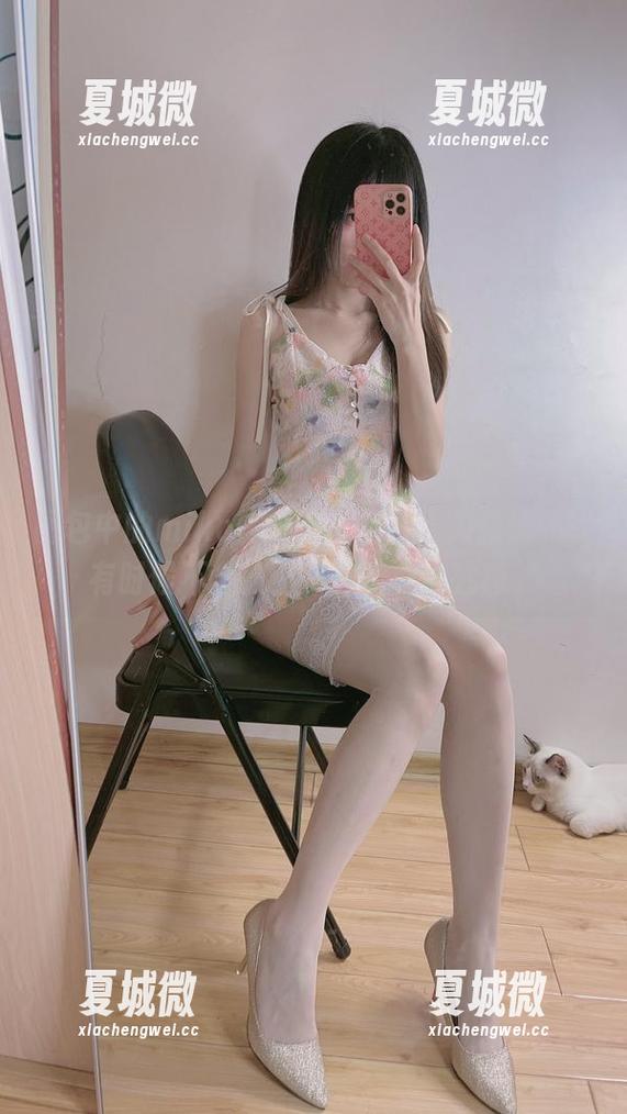 miko酱ww 图包中的miko酱ww,镂空让人意识到,有时候不全披上布才能引人注意。