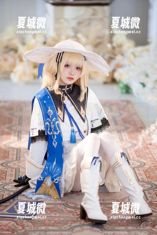 九柒喵最新写真：眼镜近乎成熟，是否也隐藏了点儿坏心眼？