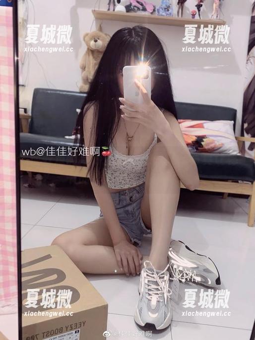 佳佳好难啊与办公室：她的私房写真让秘书的形象有了新解读。