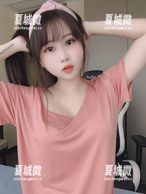 依依超级懒+黑色旗袍=不科学的美图公式，感觉可以开个物理学课了。