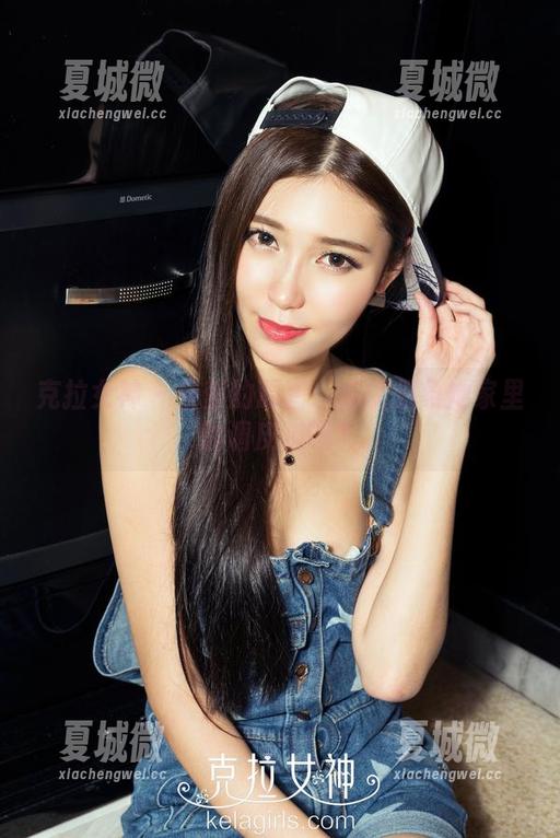 克拉女神-佳莹 克拉女神 - 佳莹的原图:你能想象她家里的调皮猫吗?