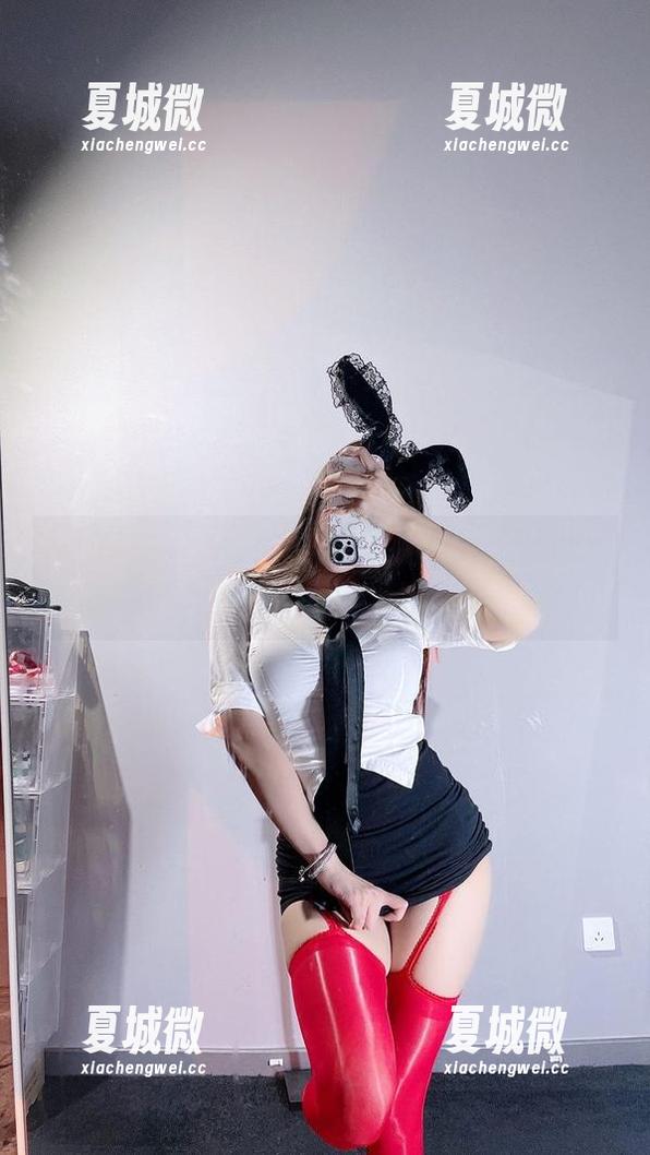 微密圈 - 兔宝妮to礼服的全套原图，时不时让我想起一些不太正经的联想。