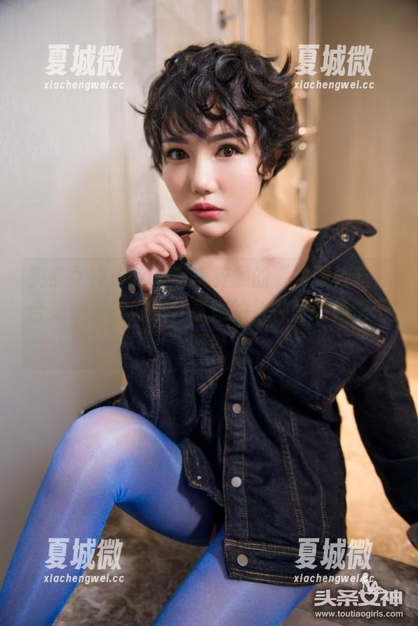 头条女神 - 这里有李梓熙的“洛天依蓝”合集，准备好来分享她的各种蓝色神情了吗？
