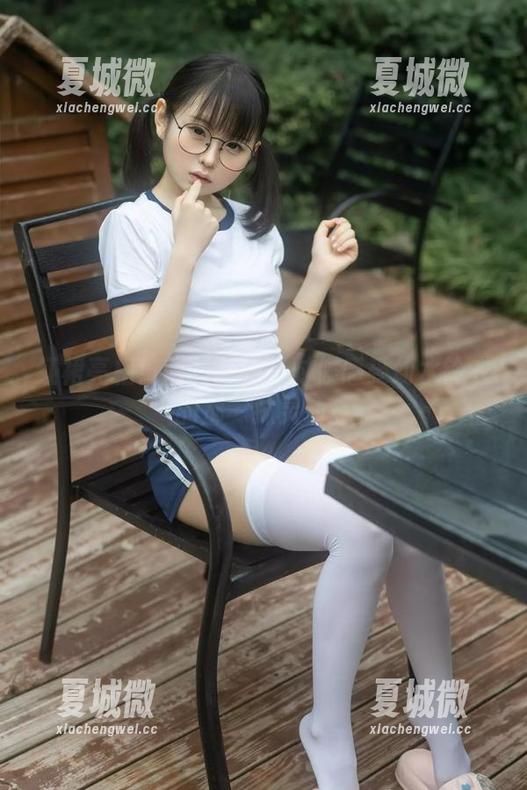 红裙亮相！图片更新是时候感受幼水铃衣的那一抹灵动。