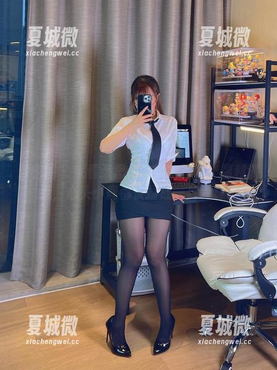 微密圈 - 来看张思允的旗袍写真：福利满点，心头小鹿都快撞成一片森林了