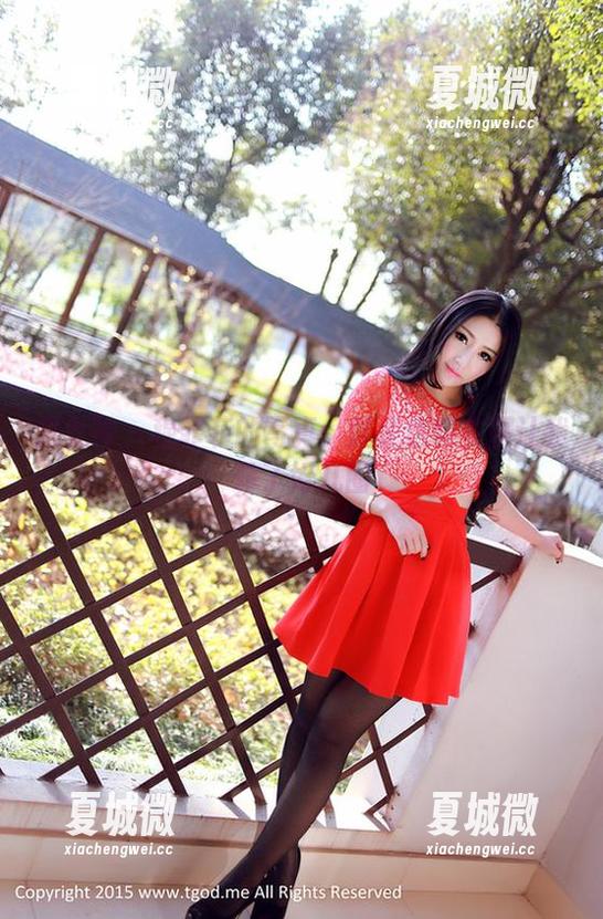 推女神 - 穆菲菲的写真：就是这套衣服让我转了好几圈