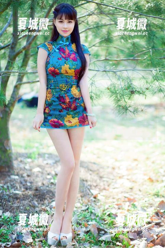推女郎 - 图片里王依萌和兔女郎之间的默契，定制得真不错呀。