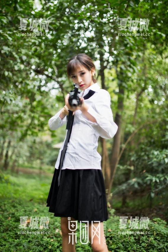 果团网 - 美脚怎么搭？龚玥菲原图与合集，任你挑撩挑花眼。