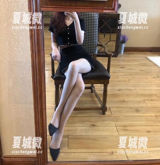 微密圈 - 不说了，梦里一只喵又来了，依旧是车内丝袜秀的美图吸睛担当，这波免费不亏！