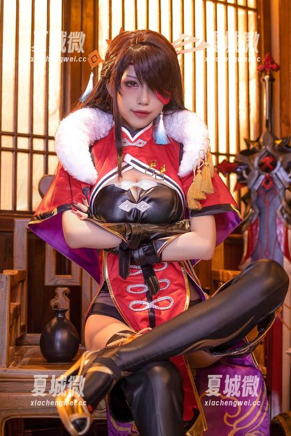 办公室写真，水淼aqua的眼神传递着不一样的工作能量，呃，我的专注力去哪儿了？