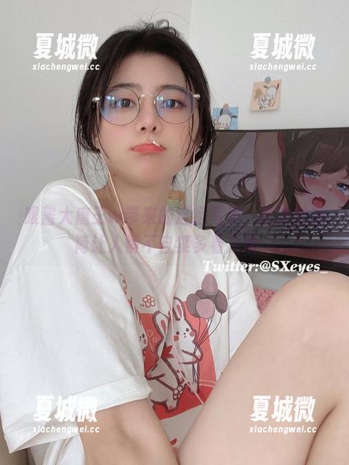 眼酱大魔王w带来的这组写真，西灰丝高筒让人情不自禁多看几遍。