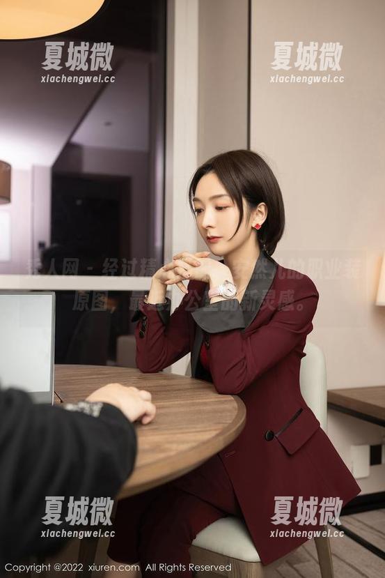 秀人网 - 经过精心搭配，安然儿的职业装原图，最近办公室的新灵感。