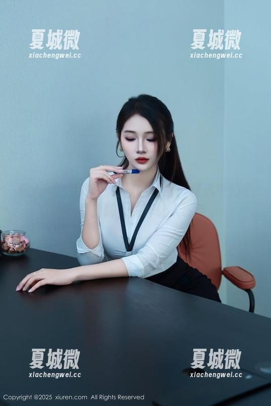 秀人网 - 月酱儿的校园作品：精选中的不按套路出牌，纯粹让人咂舌。