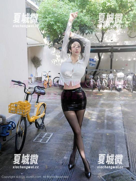 秀人网 - 私语baby的愉悦启示，吊带图集在无圣光中摇曳不定。