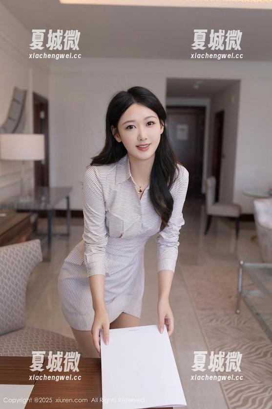 秀人网 - 当谭睿琪Ailsa遇上户外：照片里的她像是自然界的小巅峰，旁边却严肃地审核哪块石头好坐！