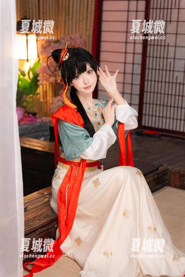 “禁闭者”的莓丝，图包中藏着紫氯氯的眼神，带点神秘，又让人忍不住追问。