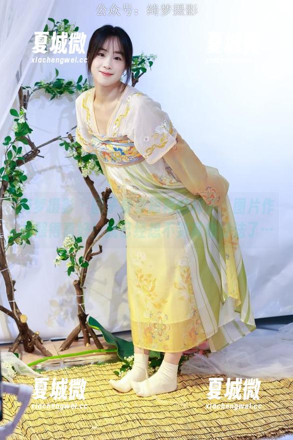 绮梦摄影 - 团子身穿短裙的样子，图片作品照得真好！我已经想不到其他穿法了…
