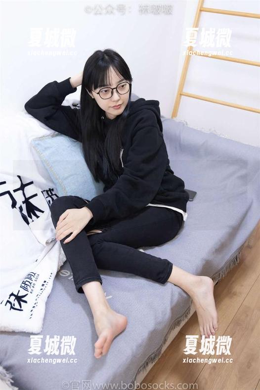 袜啵啵 - 熊熊带来的‘意外’——白色棉袜踩脏的背后，只有我才能懂的美图和图包…