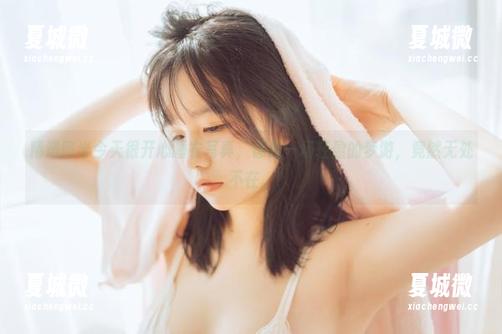 精选阿半今天很开心睡衣写真，像是一场轻盈的梦游，竟然无处不在。