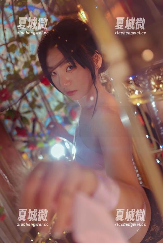 这组青水百合子的写真，总能让我呆住，镂空有种说不出的魔力。