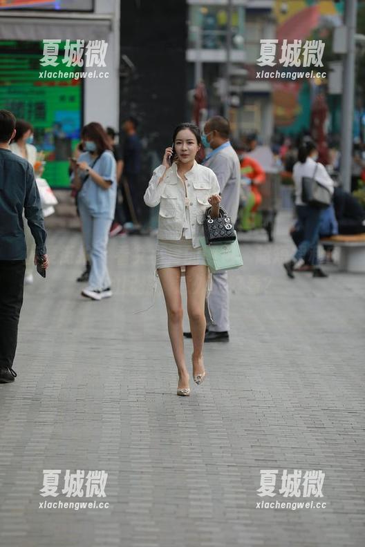 魔镜街拍 - 看艾小青的图包，超短裙和肉丝的配搭，意外的好看？