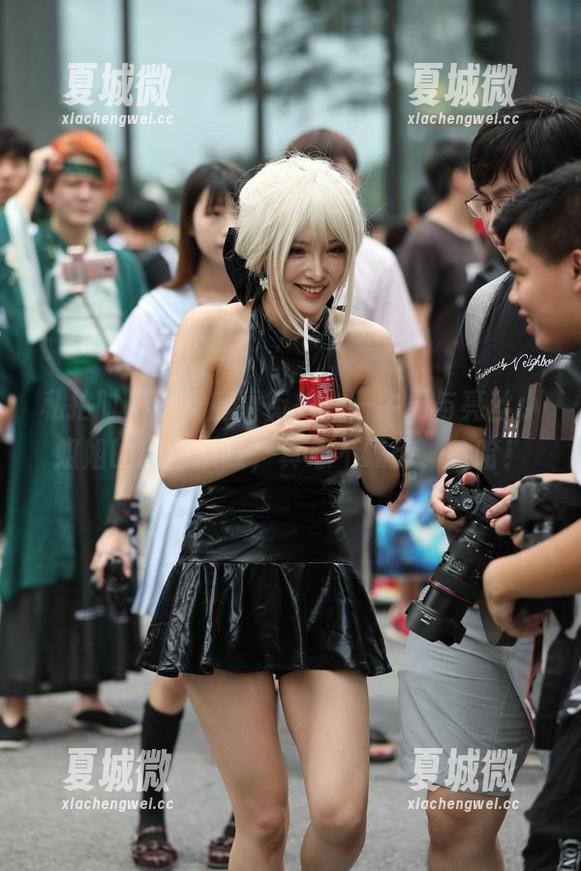 私拍时间到，魔镜街拍——牛男与亮丝小姐姐的原图巅峰，真心不骗你，哈哈！