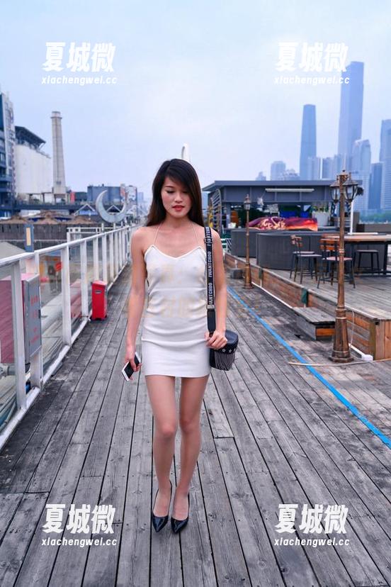魔镜街拍最新写真：红衣白裙，丝足美女和古村的报告会！